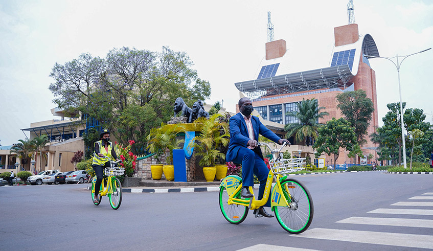 Kigali residents ride some  shared bikes during the official launch of  the use of GURARIDE bicycles in the city of Kigali on September 9 . / Dan Nsengiyumva
