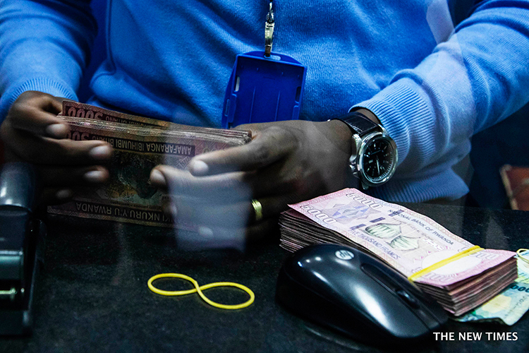 In usual circumstances, when the creditor decides to lend the debtor, they agree on the loan term and repayment schedule. / Photo: File.