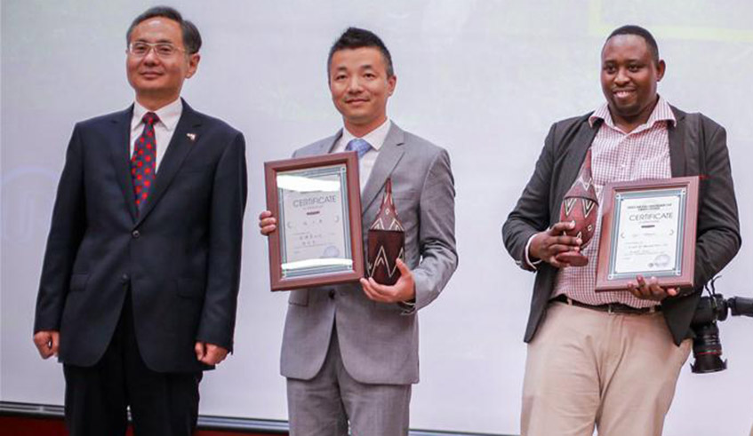 Amb. RAO Hongwei (left) poses with winners of the top prize during the awarding ceremony of the China-Rwanda Friendship Cup Photo Contest in Kigali in 2019. / Photo: File.
