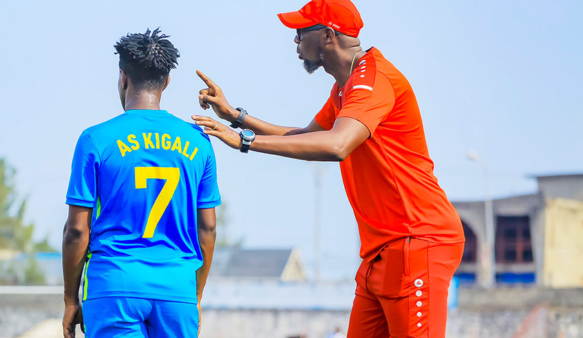 AS Kigali head caoch Eric Nshimiyimana gives instructions to his player, Bosco Kayitaba, during a past match. / Photo: File.