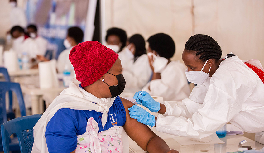 A medical worker administers a Covid-19 jab in Kigali on August 3, 2021. / Photo: Dan Nsengiyumva.