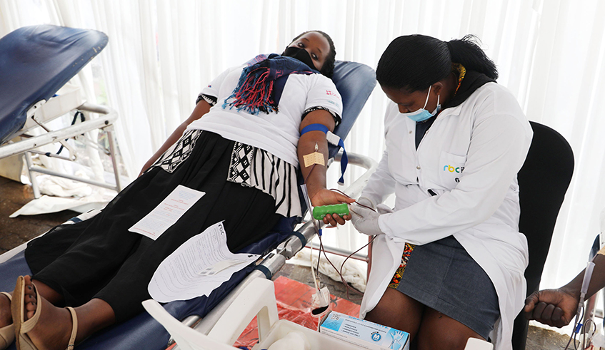 A volunteer donates blood in Kigali on March 22, 2021. / Photo: Craish Bahizi.