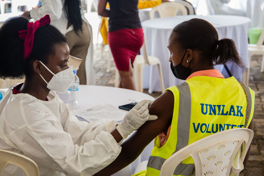 A student volunteer from UNILAK receives a dose of Covid-19 vaccine at Amahoro National Stadium in Kigali on August 23. Some tertiary institutions in Kigali have issued Covid-19 mandates, which come into force Monday, September 27, requiring all students and employees to access their campuses only if they have received at least one jab. 
