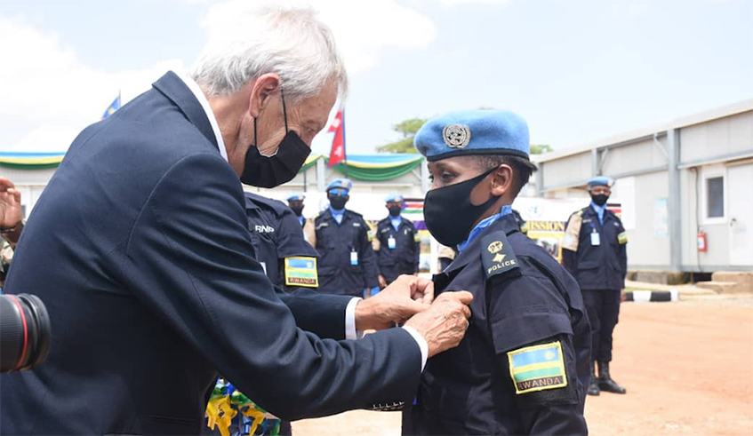The Special Representative of the Secretary General to UNMISS, Nicholas Haysom awarding a police officer  during the event,