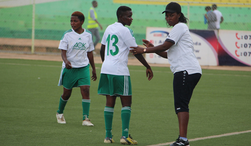 Console Mukashema speaks to her Rambura players during a past league match at Kigali Arena. / Photo: Courtesy.