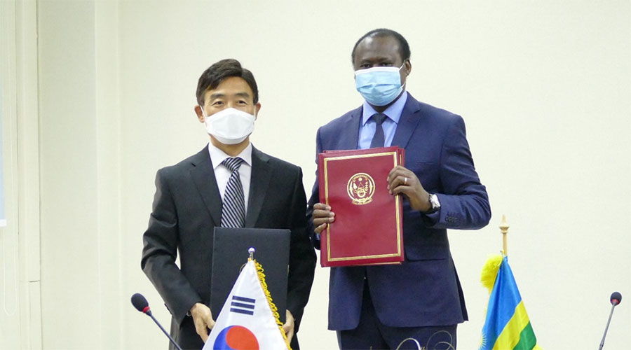 H.E. Jin-weon CHAE, Ambassador of the Republic of Korea and Minister of Finance and Economic Planning, Uzziel NDAGIJIMANA at the signing ceremony on EDCF arrangement.