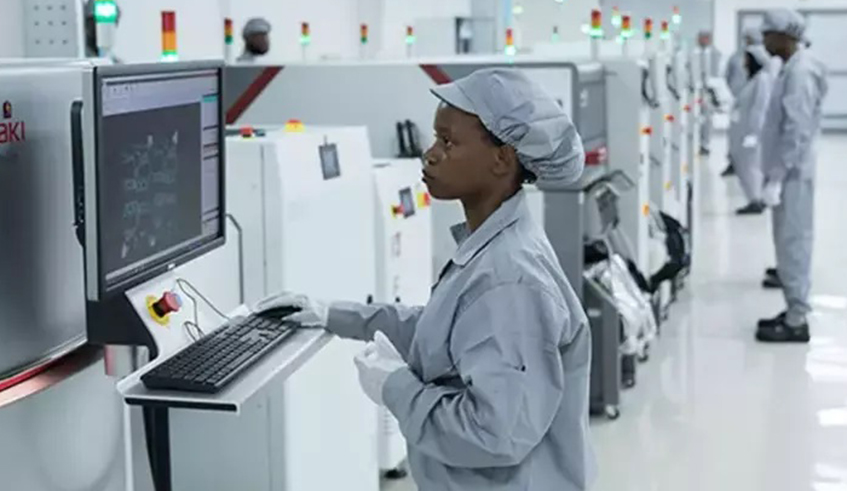 A female engineer at the Mara Phone production plant at the Kigali Special Economic Zone in Gasabo District. / Photo: Village Urugwiro.