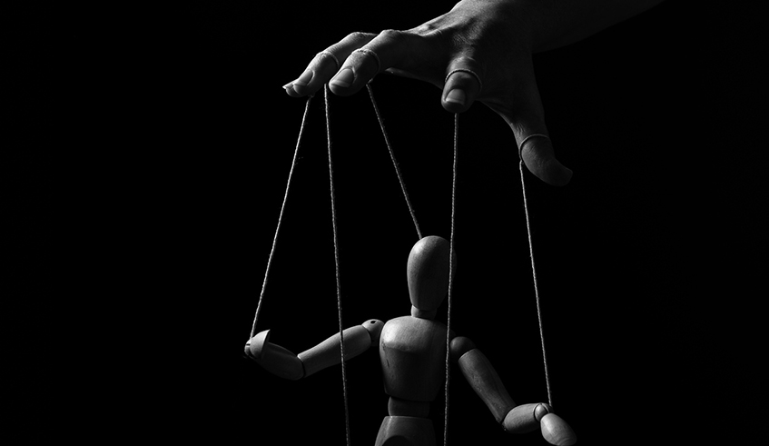 A micromanager is a boss or manager who gives excessive supervision to employees. / Net photo.