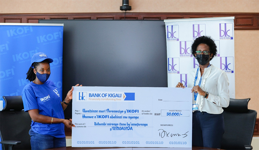 Christine Nyirasafari receiving her cheque from Bank of Kigali's CEO. / Photo: Dan Nsengiyumva.