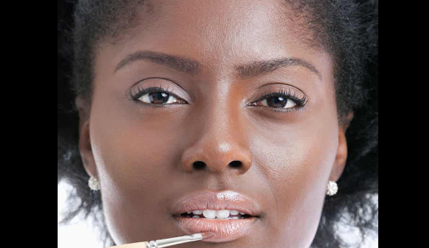 Pay attention to your lips. If they start to feel dry or itchy, apply a lip balm as soon as possible. Photo/ net.