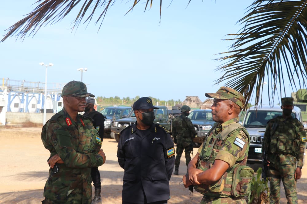 Maj Gen Innocent Kabandana, Joint Task Force Commander of Rwandan troops in Mozambique, Commissioner of Police Denis Basabose, Botswana's Brig Gen Dumisani Ndzinge, Deputy Force Commander of SAMIM, interact.