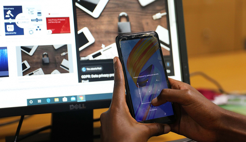 A man tries to unlock his phone. / Photo: File.