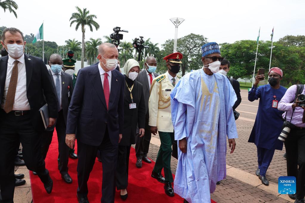 Nigerian President Muhammadu Buhari (R, front) welcomes Turkish President Recep Tayyip Erdogan in Abuja on Oct. 20, 2021. 