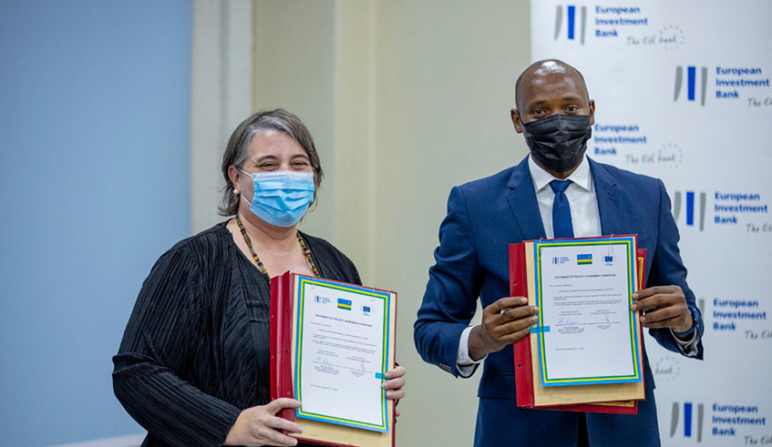 Maria Shaw Barragan, Director of Operations, EIB and Dr Sabin Nsanzimana,  the Director General of Rwanda Biomedical Centre during the signing ceremony on October 25 . / Courtesy