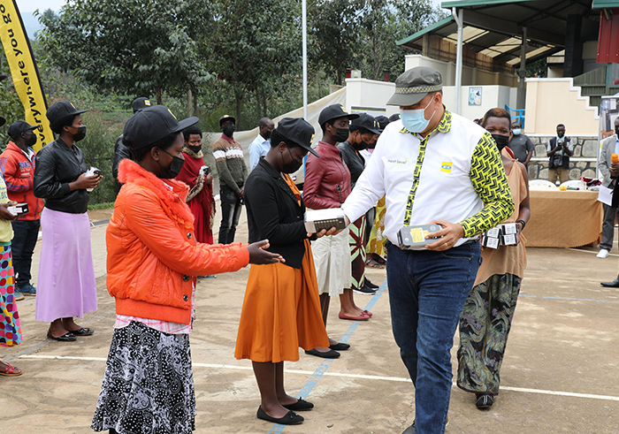 Alain Numa, one of MTN officials, distributes smartphone to residents of Nyamasheke District during the ConnectRwanda campaign on September 9, 2021. / Photo: Courtesy.