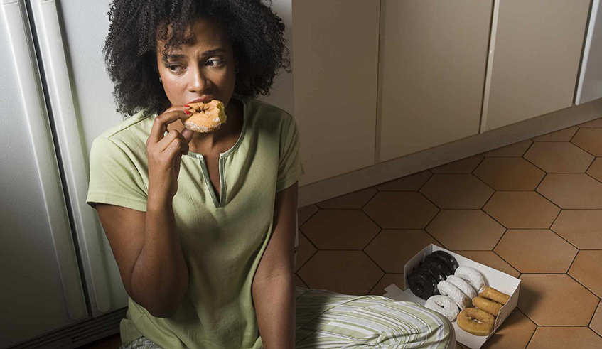 Eating after dinner or late at night can result in weight gain and in an increased body mass index (BMI). Photo/Net