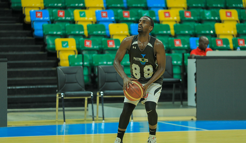 Aristide Mugabe , Patriots's icon with the ball during a training session . / Dan Nsengiyumva