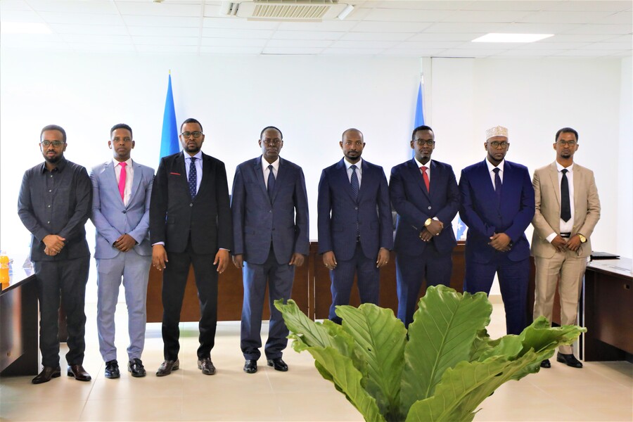 Somalian delegation pose with Chief Justice of Rwanda Dr Faustin Ntezilyayo during the meeting in Kigali. 