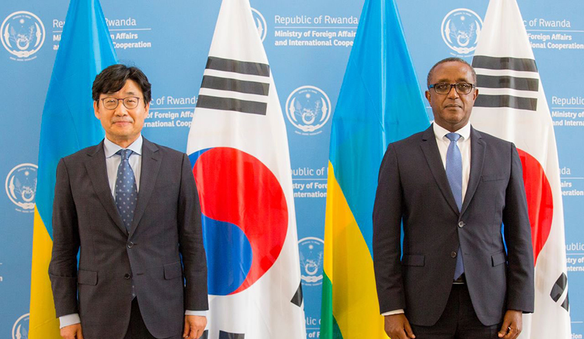 CHOI Jongmoon, the Second Vice Minister of Foreign Affairs of Korea and Vincent Biruta, the Minister of Foreign Affairs and International cooperation during the meeting in Kigali on November 11. / Courtesy