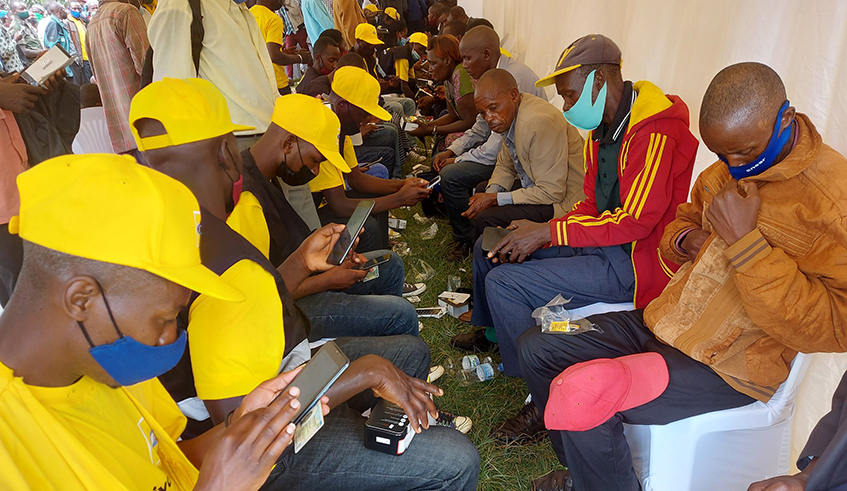 Some of the residents who turned up to receive smatphones that are being distributed through ConnectRwanda programme across the country. / Photo: Courtesy.