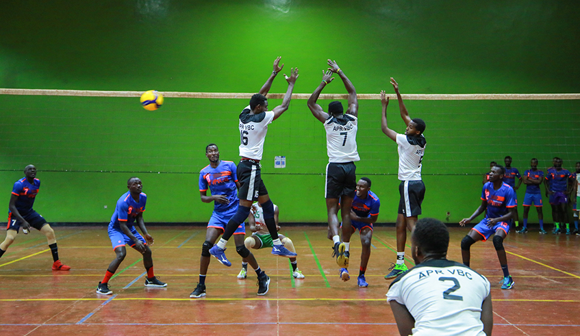 APR Volleyball players during a friendly game against REG recently. / Photo: Dan Nsengiyumva.