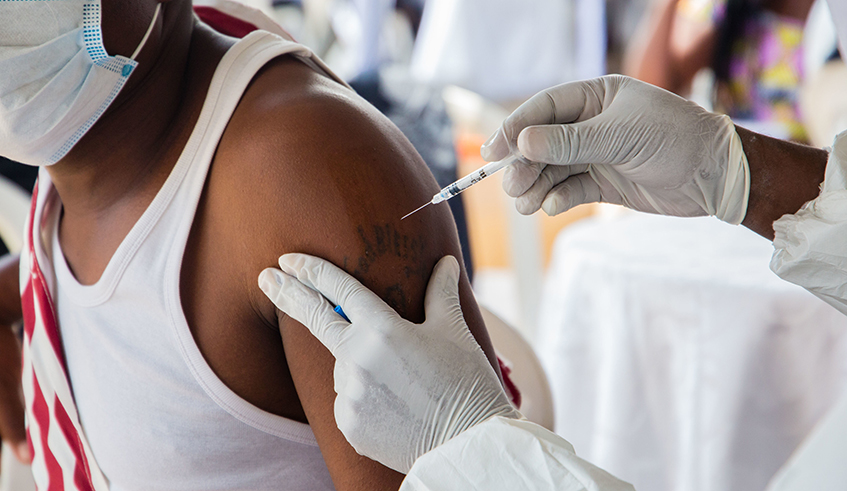 A health worker during a vaccination exercise in Kigali . / Dan Nsengiyumva