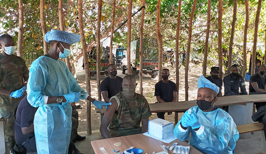 A health worker administers a Covid-19 booster shot to one of the Rwandan soldiers in Cabo Delgado on Monday, December 6. / Photo: Courtesy.