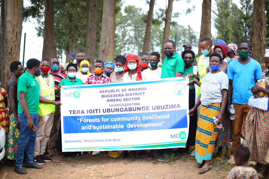 Residents from Rweru were happy to be receiving trees.
