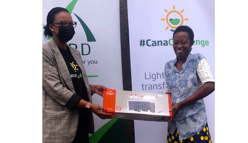 A resident of Rulindo gets her solar pannel through the ongoing BRD's CANA CHALLENGE campaign . / Courtesy