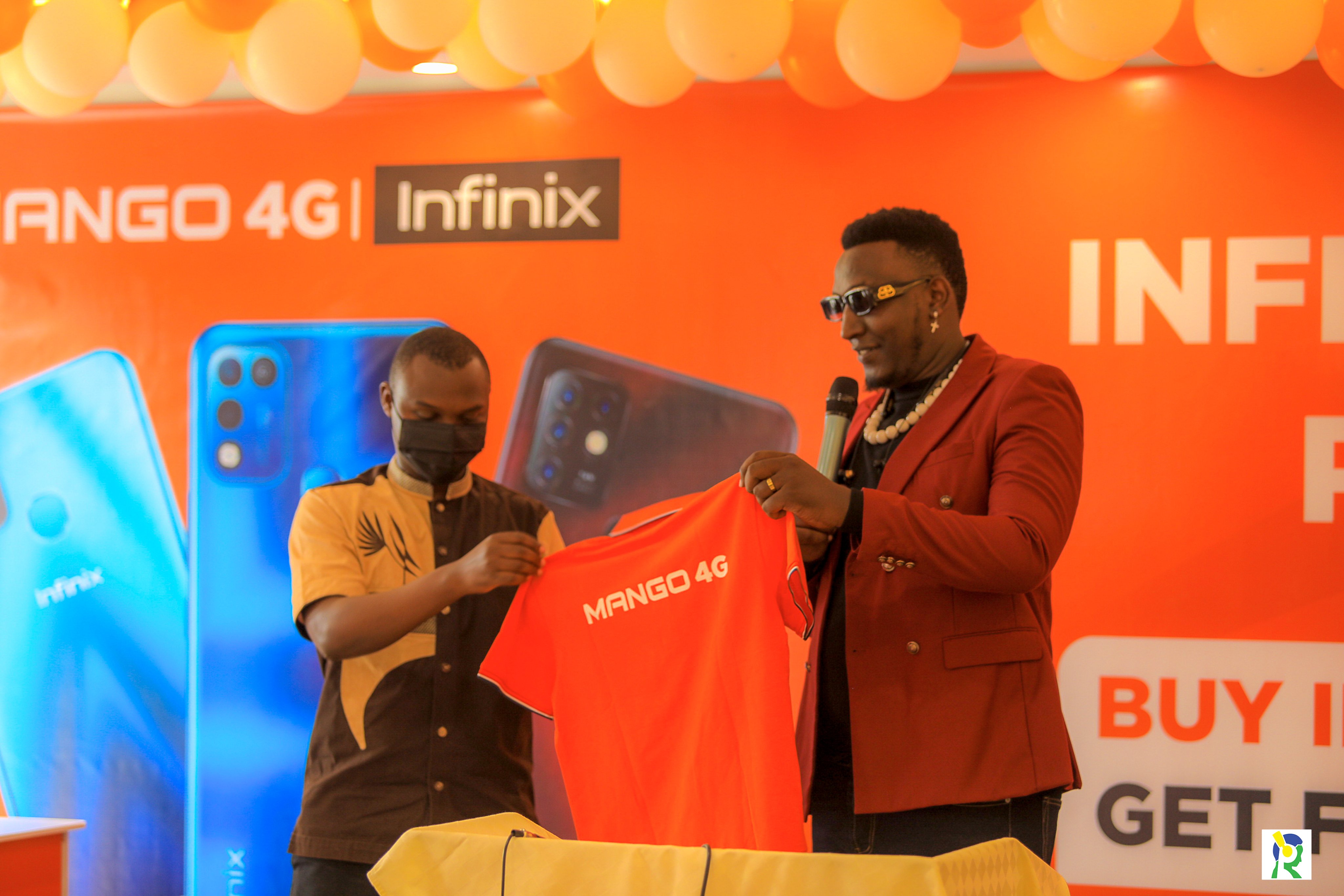 Eric Niyomugabo, Mango Telecom Representative in Rwanda (left), hands over a T-shirt to Mango 4G brand ambassador, popular dubbing artist Bonny Bugingo (Junior Giti), . / Photo: Courtesy.