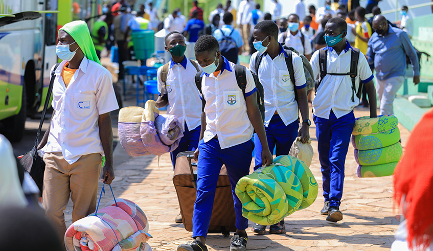 Students before boarding buses last year at Kigali stadium . / Dan Nsengiyumva