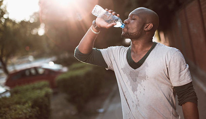 Water should be taken to counteract dehydration in hot or humid weather. Photo/ net.