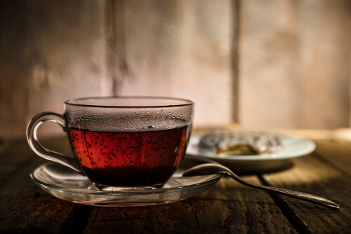 Black tea is a great option if you are looking for a low-calorie beverage with less caffeine than coffee or energy drinks. Photo/Net