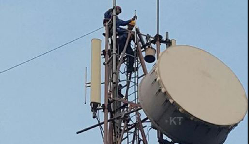 A technician fixes a radio mast at Jali . / Courtesy