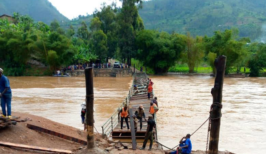 Floods have taken away the pedestrian bridge that was constructed at Nyabarongo river to help residents of Muhanga and Gakenke districts to cross that river, on February 8. / Photo: Courtesy.