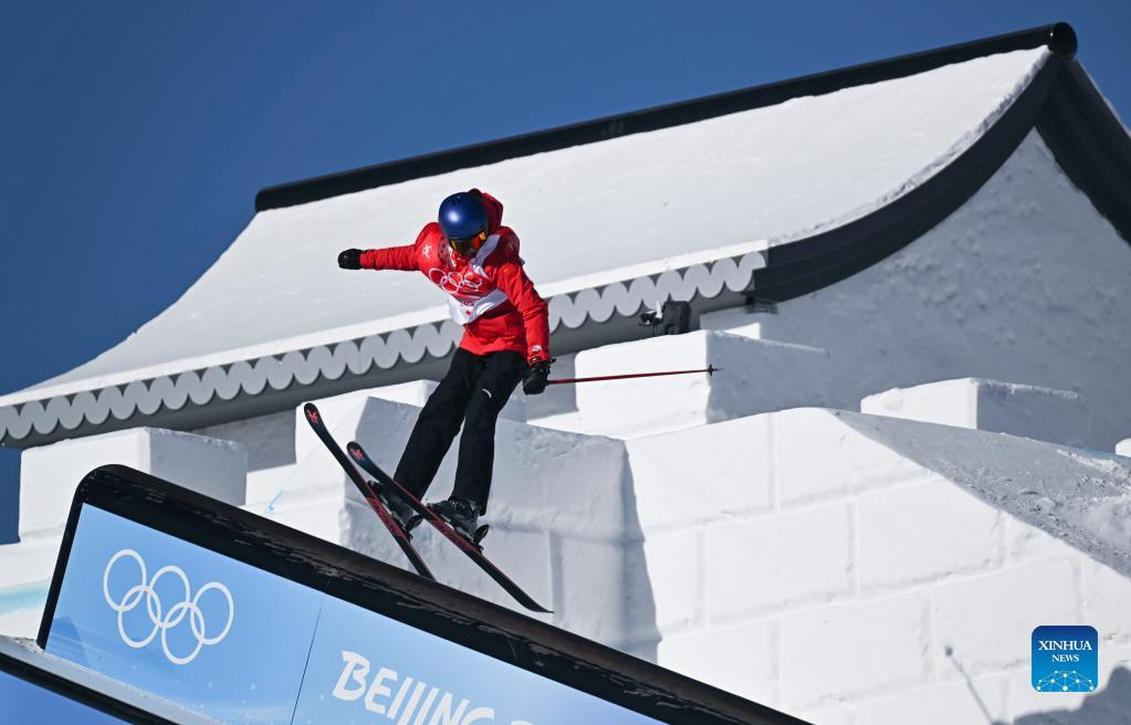 Gu Ailing of China competes during women's freeski slopestyle qualification of Beijing 2022 Winter Olympics at Genting Snow Park in Zhangjiakou, north China's Hebei Province, Feb. 14, 2021. 