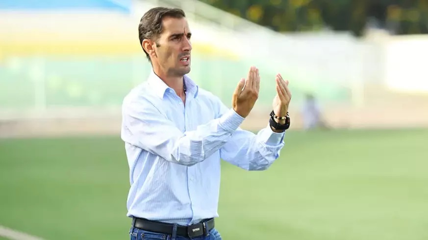 Mukura Victory Sports head coach Antonio Hernandez Perez gestures to his players in a past match. The spanish coach wants his team to go on a winning run. / Photo: File.