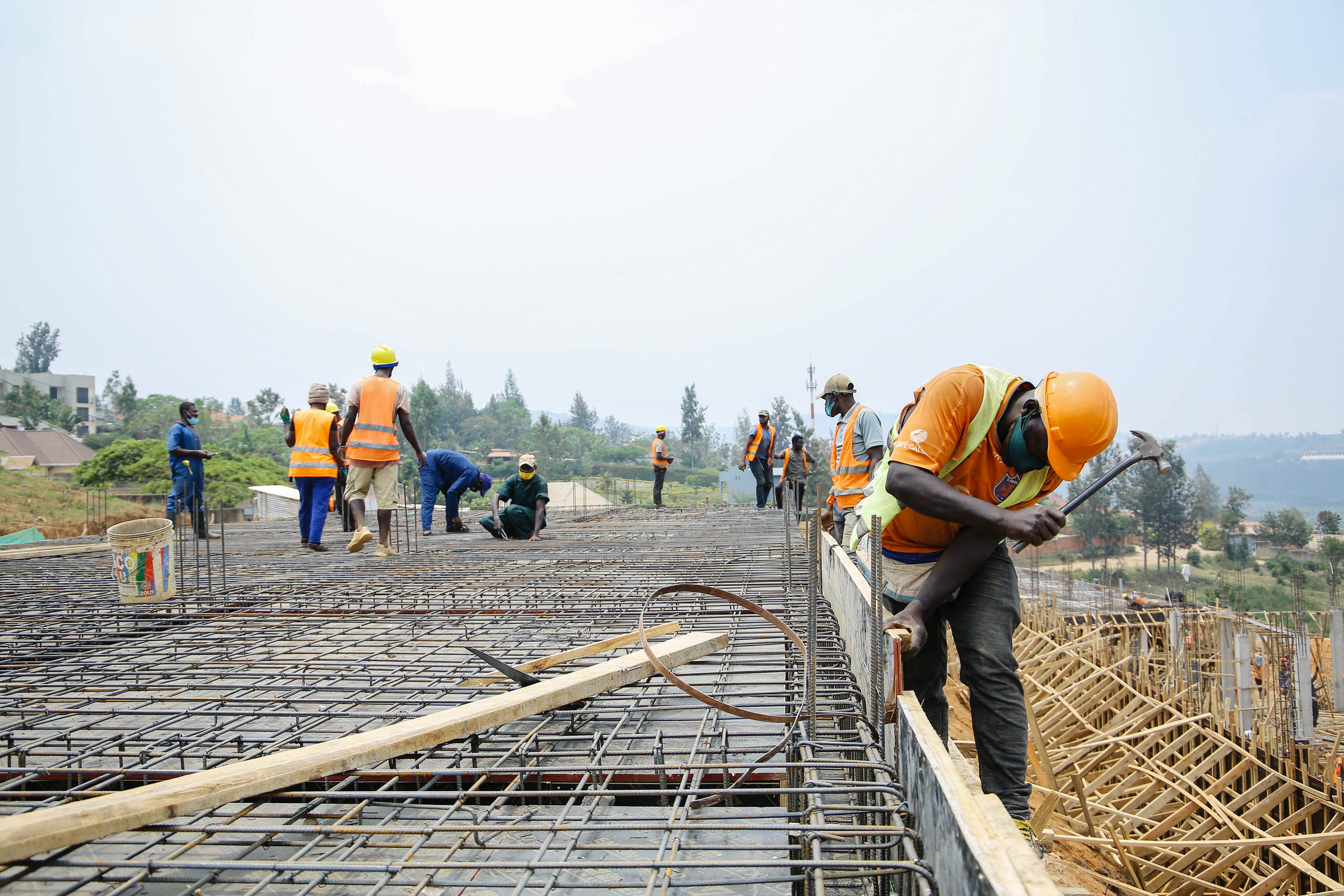 Workers on duties at the ongoing constriction activities in Kinyinya Gasabo. / Photo: Dan Nsengiyumva.