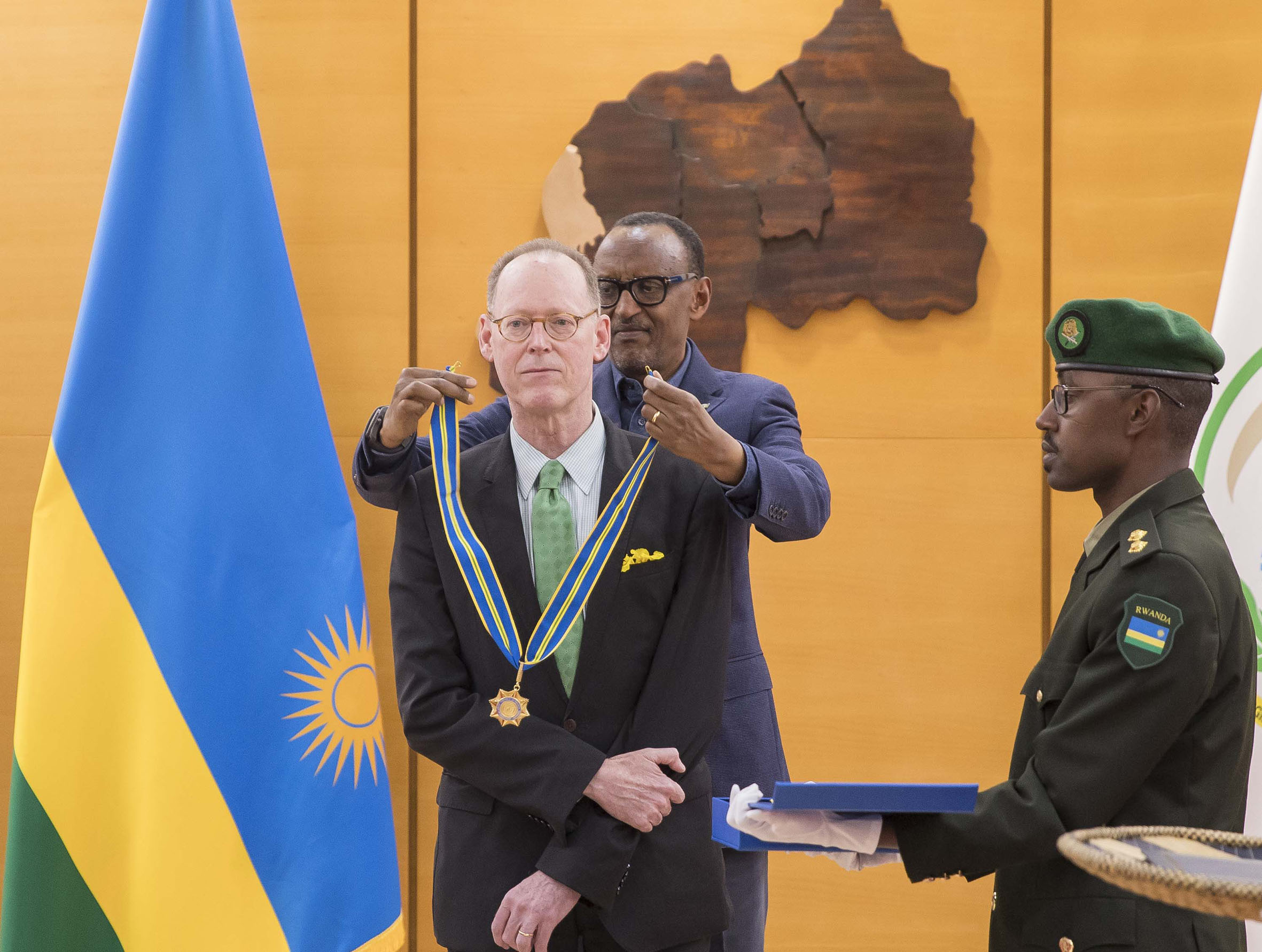 President Kagame decorates Dr Paul Farmer with a medal of the National Order of Outstanding Friendship (Igihango) in Kigali, on August 31, 2019. Dr Farmer, who passed on at the age of 62 on Monday, February 21, 2022, was the founder of University of Global Health Equity and co-founder of Partners in Health. / Photo: Village Urugwiro. 