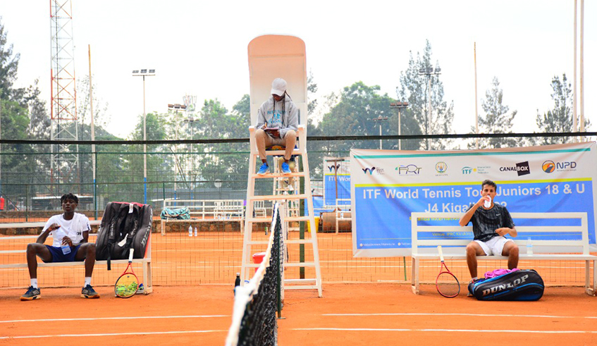 Egyptu2019s Hady El Kordy (right) and Franceu2019s Michael Koume take a break during their more than three-hour quarterfinal match on Wednesday . / Photo: Courtesy.