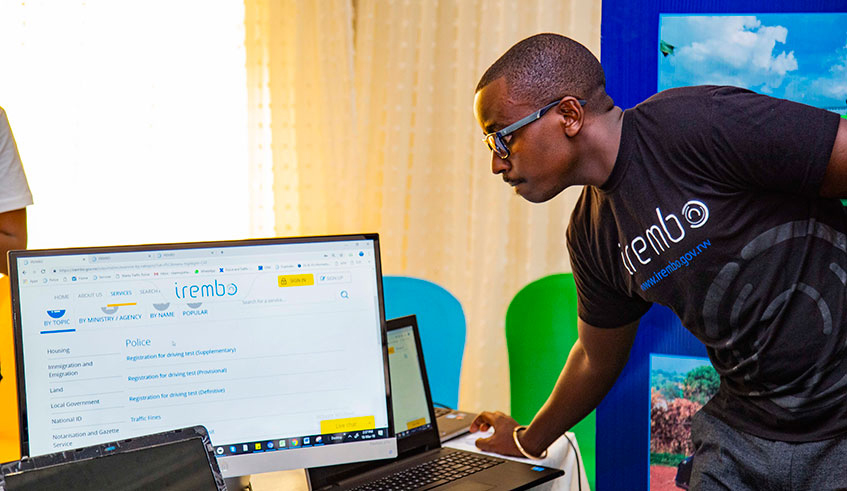 A specialist demonstrates how to use Irembo online services in Kigali in 2019. Senators have said that some members of the Rwandan community living abroad face difficulties accessing government services online through Irembo. / Photo: File. 