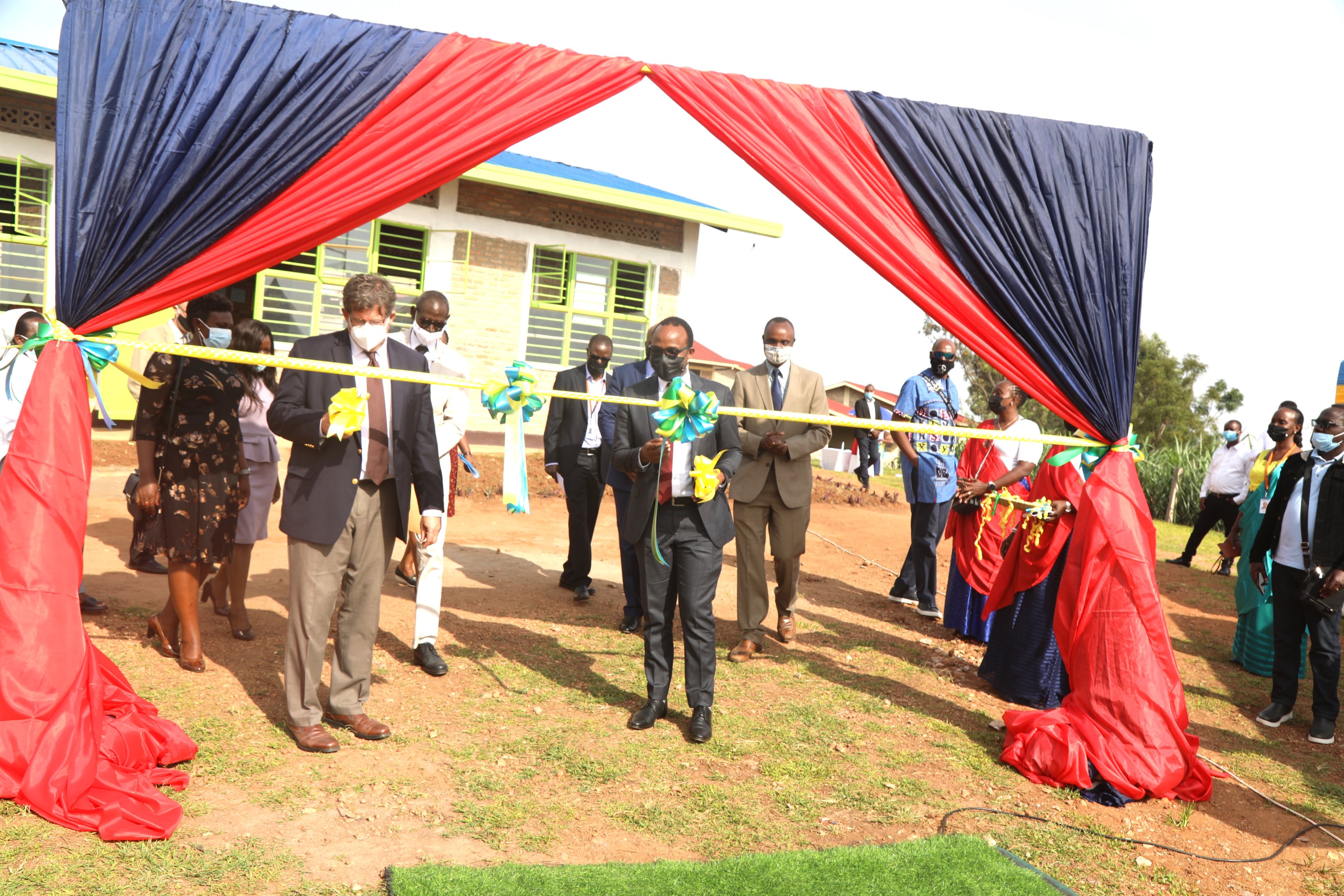 Minister of State in charge of Primary and Secondary Education, Gaspard Twagirayezu launched Tunoze gusoma project. (Courtesy)