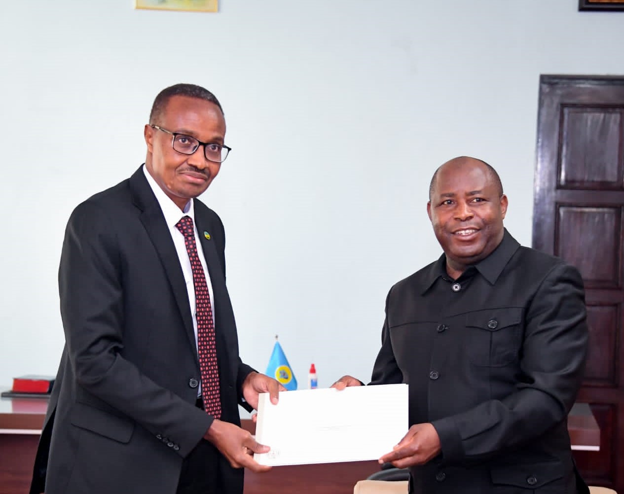 Burundi President, Evariste Ndayishimiye (R)on Tuesday received a Rwandan delegation led by defence minister, Maj. Gen. Albert Murasira, who delivered a special message from President Kagame. (Courtesy)