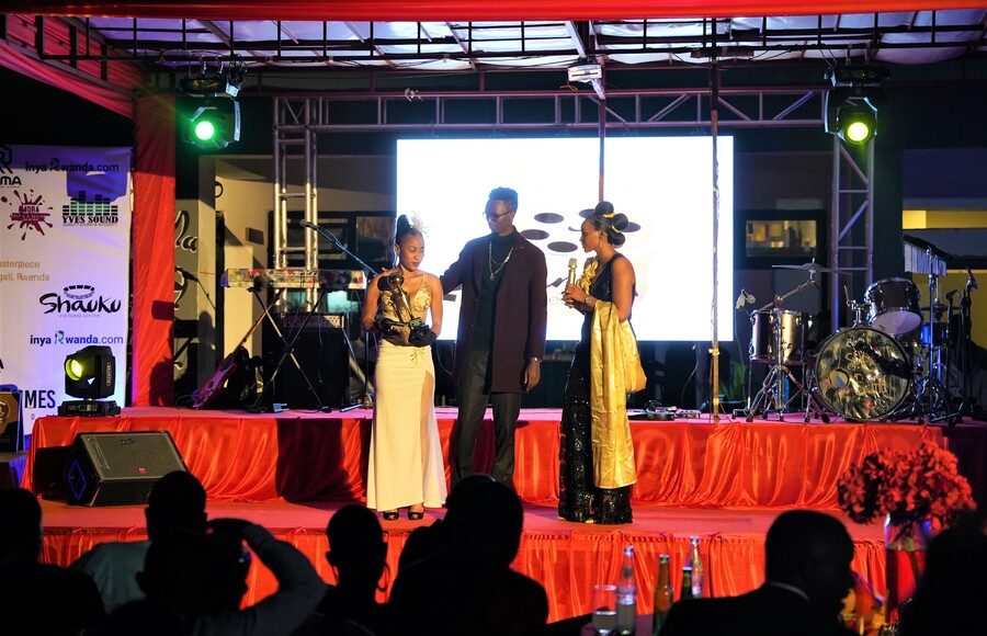 Sarah Kampire receives the best supporting and social actress award. 