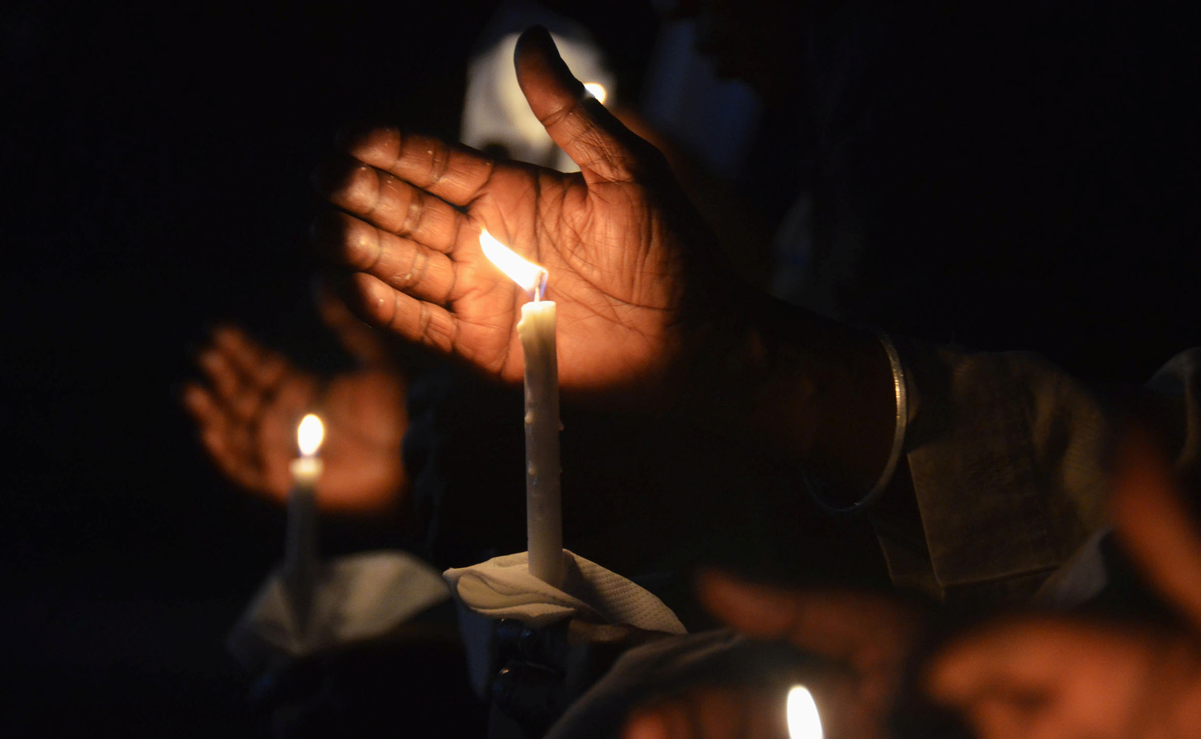 Mourners hold candles during a commemoration event at Kigali Genocide Memorial in 2019. From Thursday, April 7, Rwandans and friends of Rwanda in and outside the country will start the 28th Commemoration of the Genocide against the Tutsi. / Photo: Sam Ngendahimana.