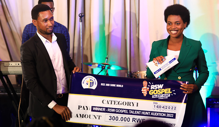 The winner in the new artistes category, Sandrine Uwumuhoza  with the dummy cheque cash prize. Photos/Courtesy