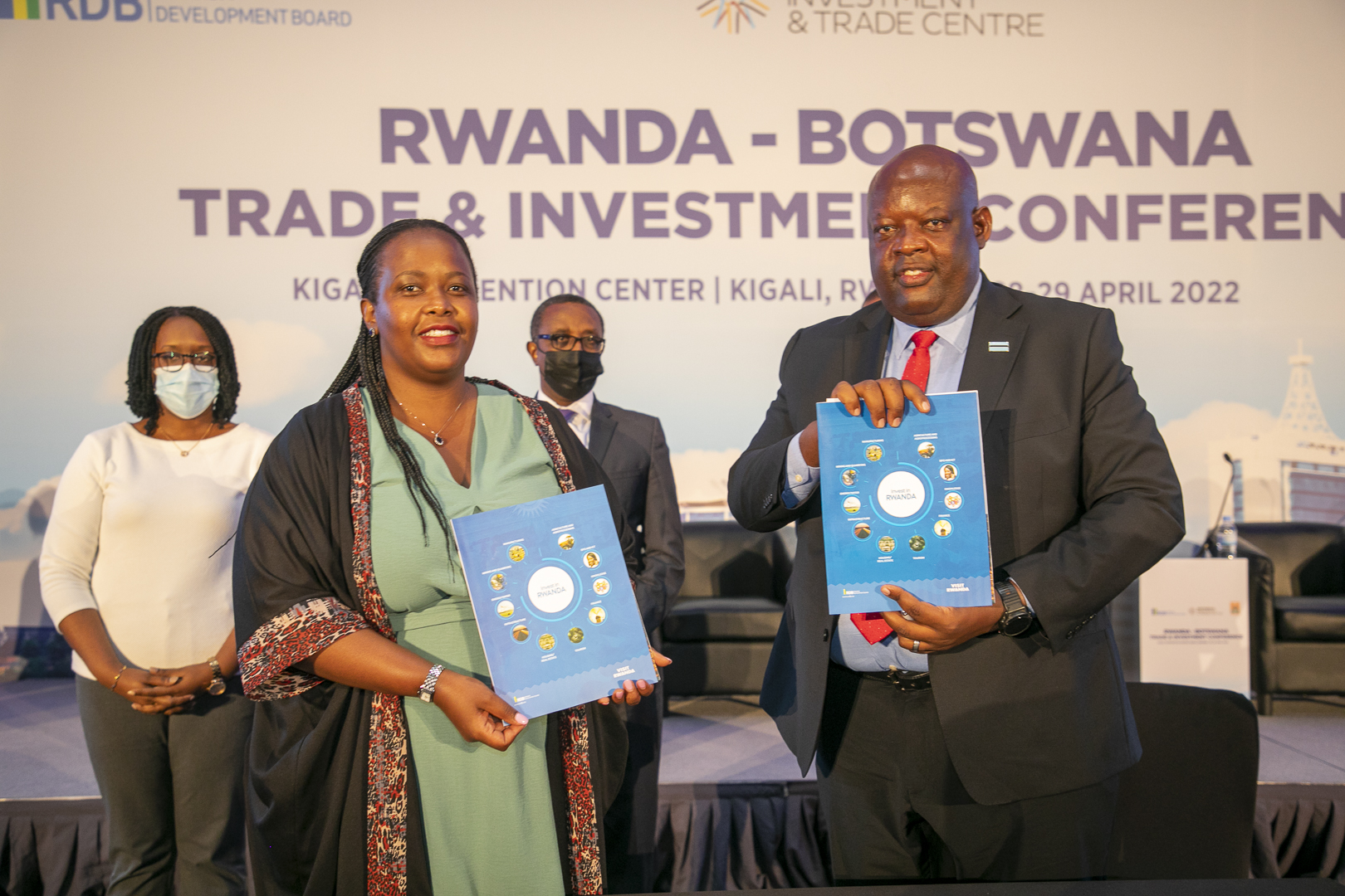 Claire Akamanzi, the CEO of Rwanda Development Board (RDB) and Keletsositse Olebile, CEO of Botswana Investment and Trade Centre during the signing ceremony in Kigali. 
