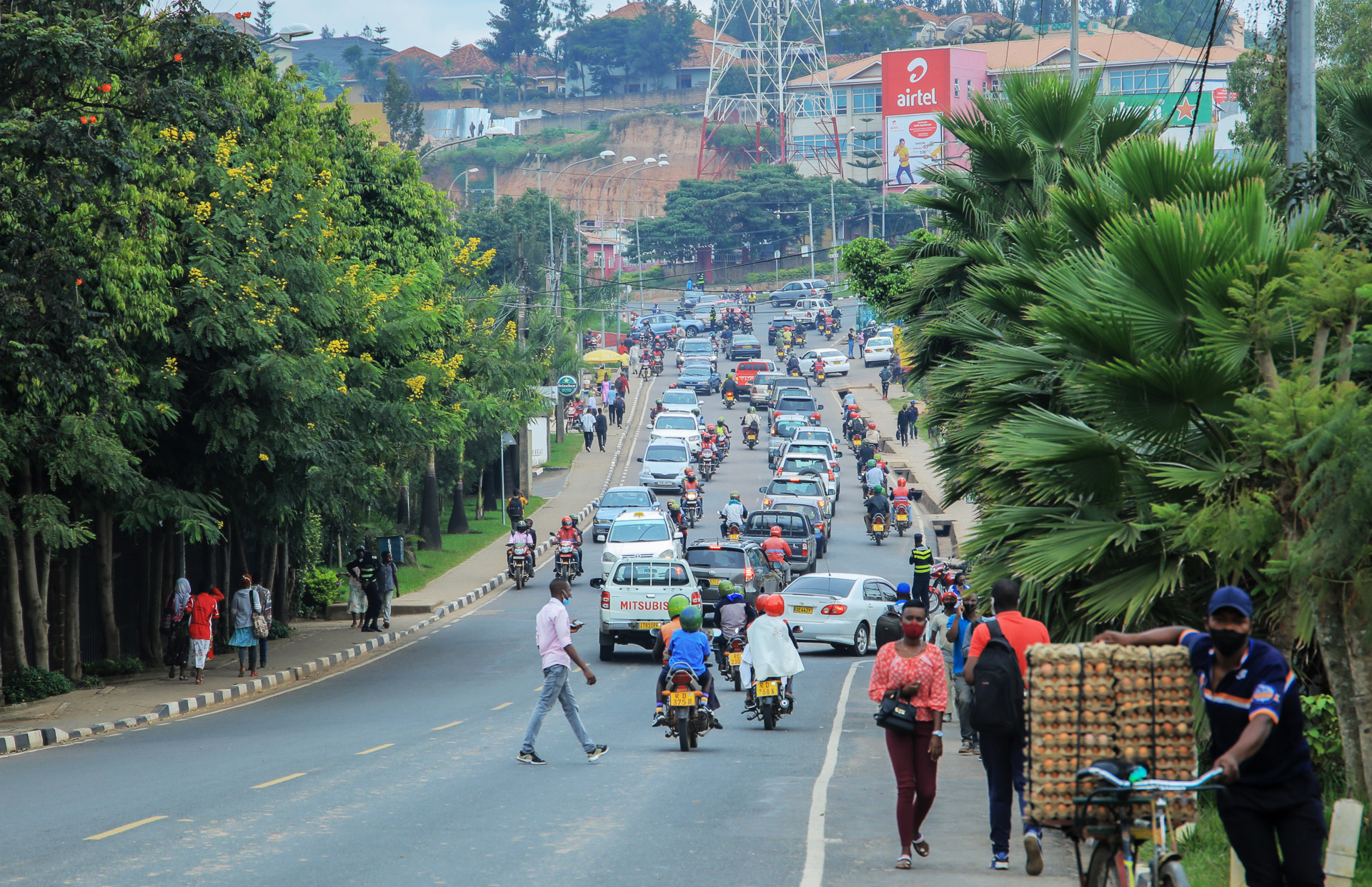A busy Nyarutarama street in Kigali. |Dan Nsengiyumva
