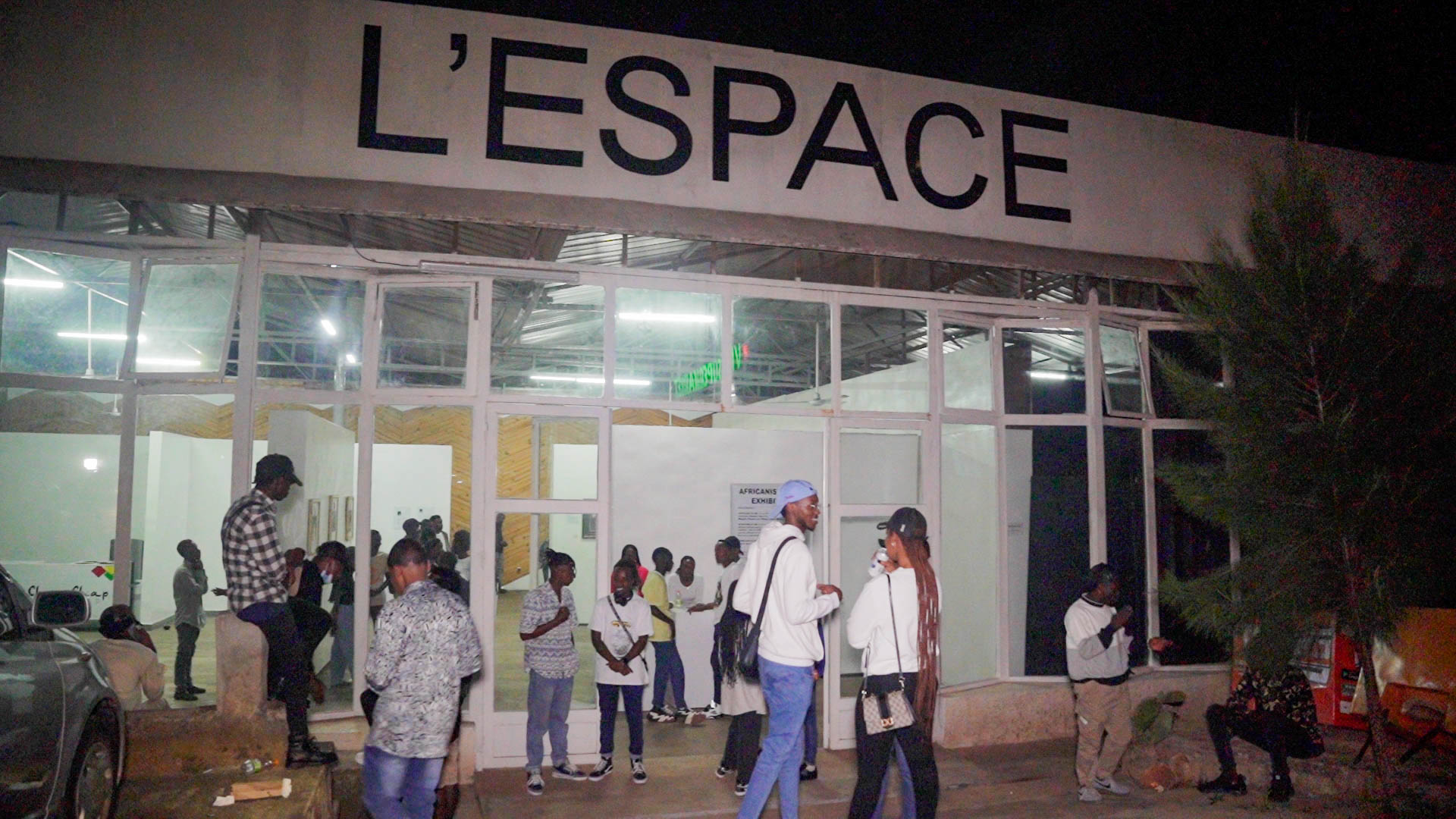 The exhibition is taking place at L'Espace and mostly young people attended.