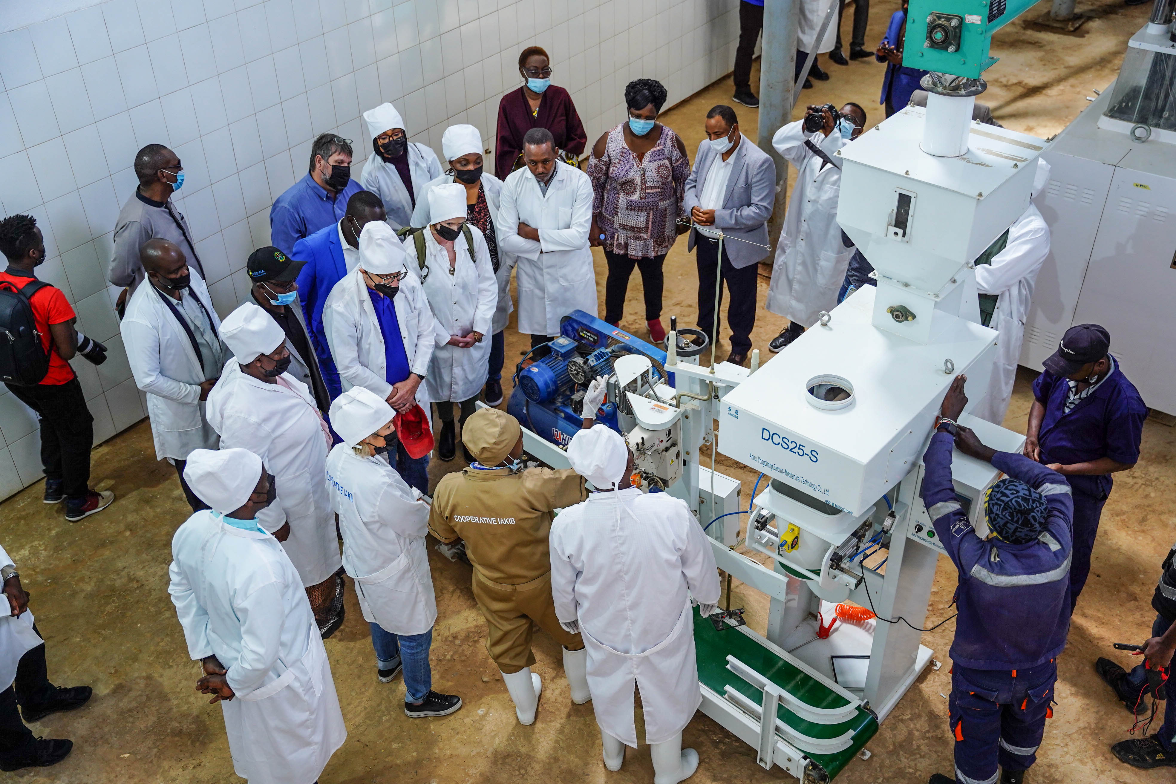 A new modern maize milling and animal feed factory was handed over to  IAKIB Cooperative. The plant was financed with support from Heifer International. 